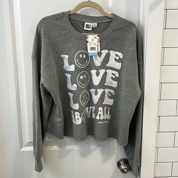 Women's SmileyWorld Love Above All Graphic Sweatshirt Gray M Smiley Company NWT - Picture 13 of 13